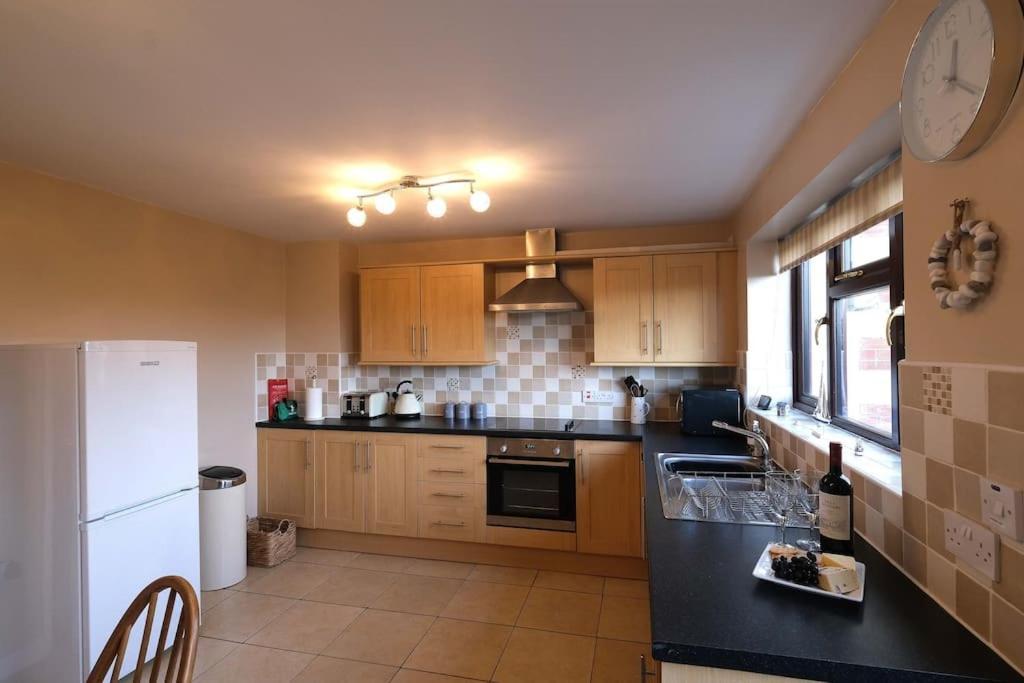 Lovely Two Bed Home In Cemaes, Anglesey Kültér fotó